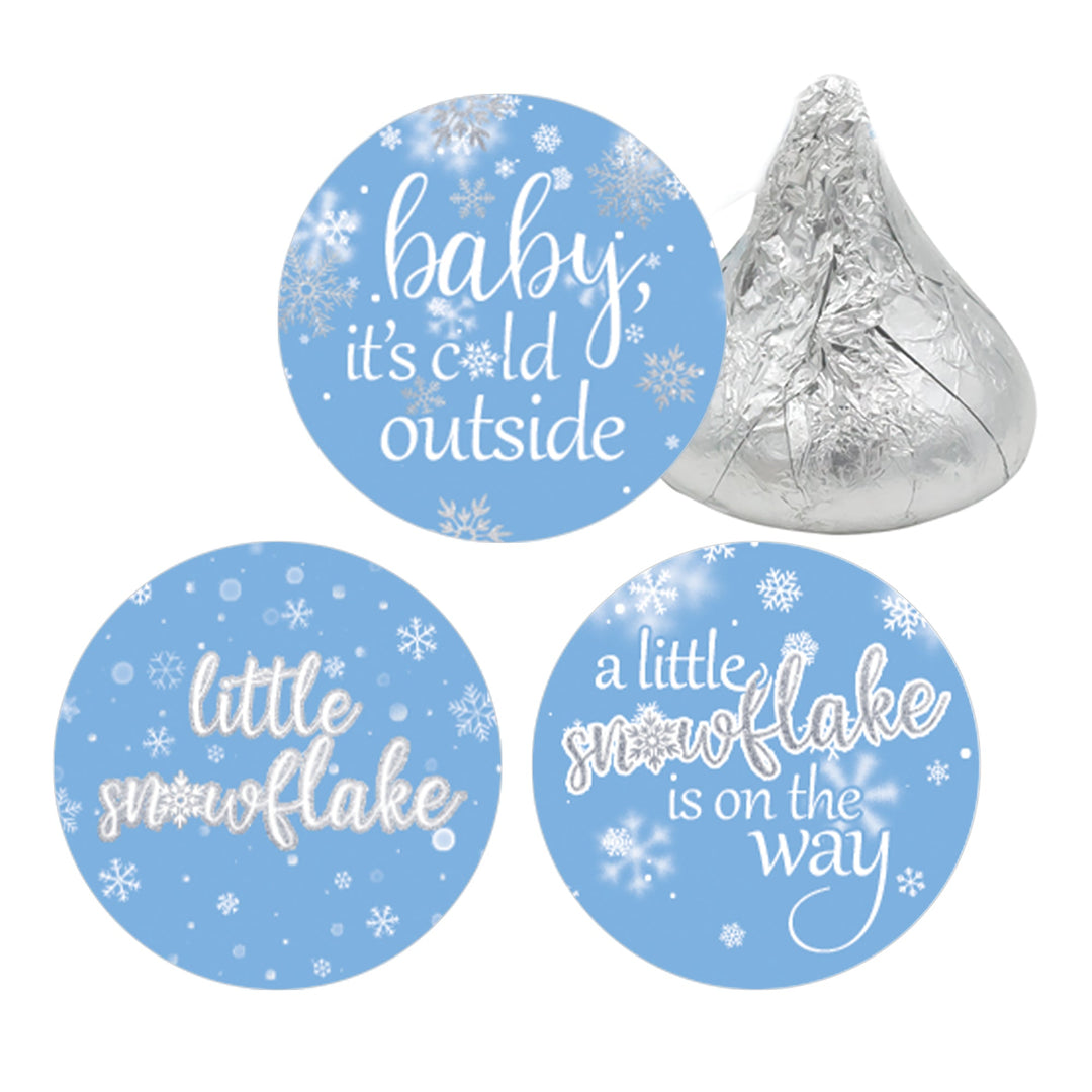 Copo de nieve pequeño: azul - Calcomanías para regalos de baby shower de invierno - Se adapta a los besos de Hershey® - Niño - Bebé hace frío afuera - 180 calcomanías