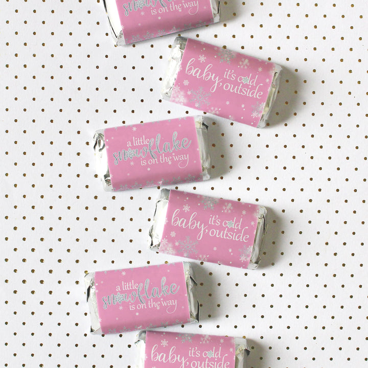 Little Snowflake: Pink - Mini envoltorios para barra de dulces para baby shower de invierno - Se adapta a miniaturas de Hershey® - Niña - Bebé hace frío afuera - 45 pegatinas
