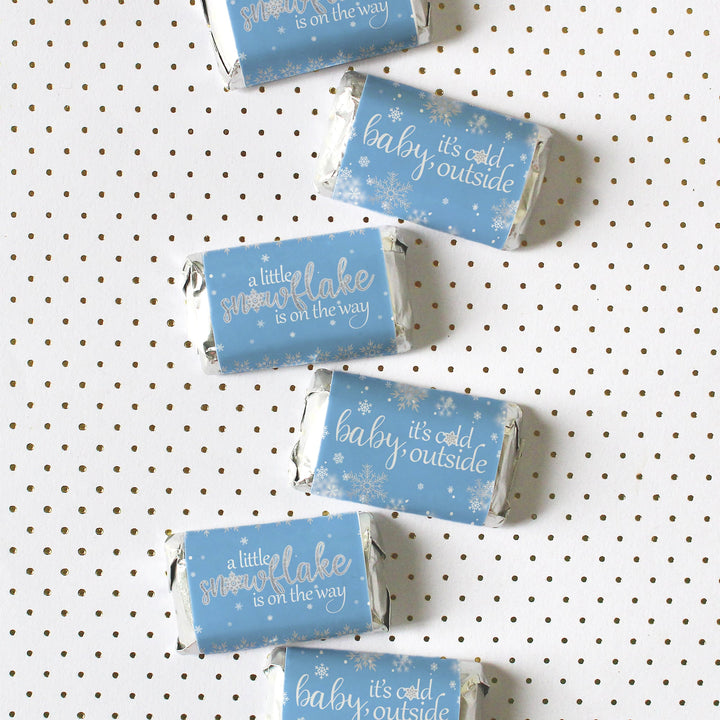 Little Snowflake: Blue - Mini envoltorios para barra de dulces para baby shower de invierno - Se adapta a miniaturas de Hershey® - Niño - Bebé hace frío afuera - 45 pegatinas