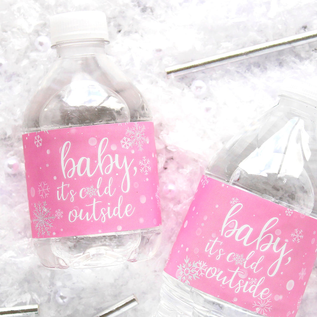 Little Snowflake: Pink - Etiquetas para botellas de agua para baby shower de invierno - Niña - Bebé hace frío afuera - 24 pegatinas impermeables